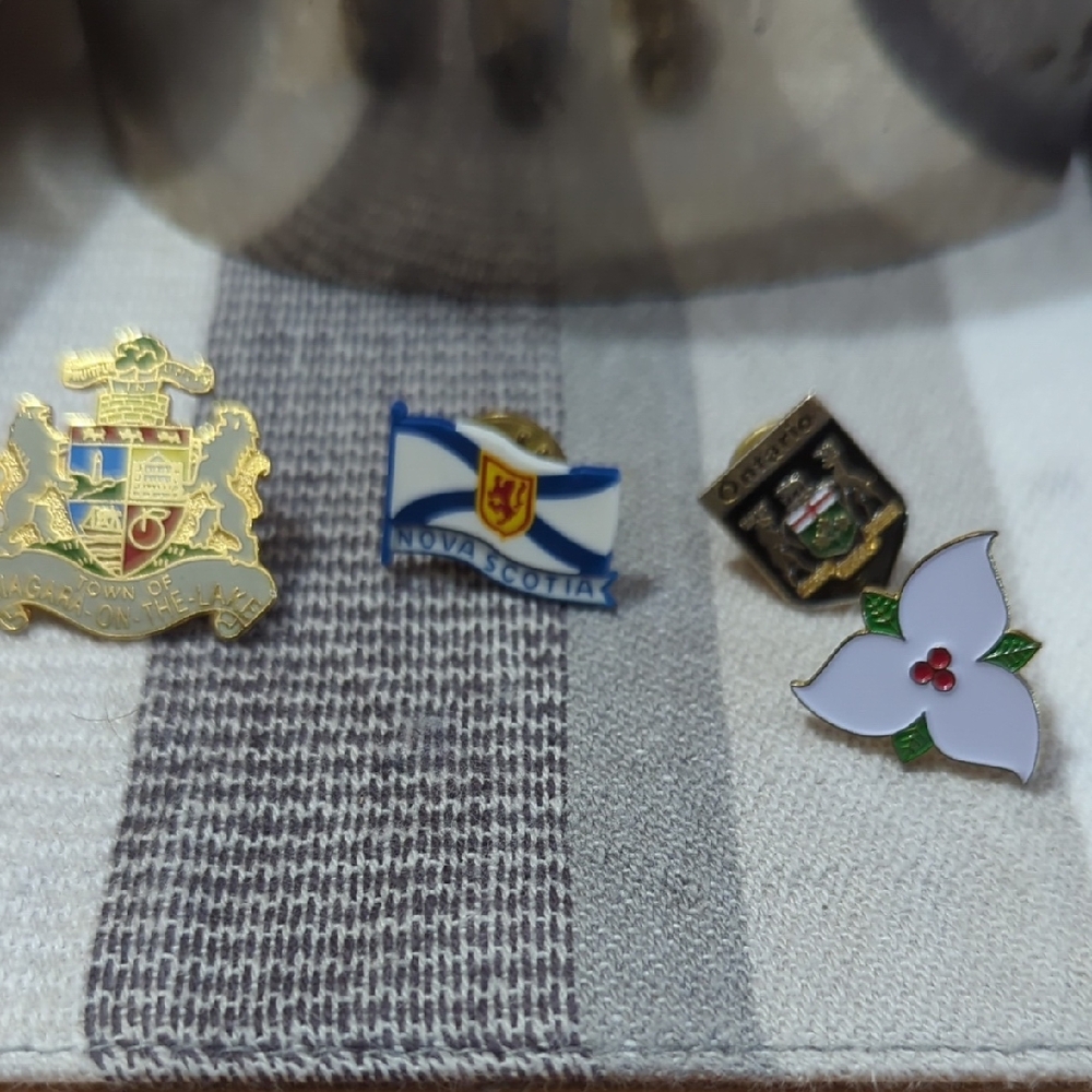 6/$15 Set of 4 Canadian Province & Symbol Pins  Ontario, Nova Scotia, Trillium - Picture 2 of 10